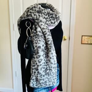 Aerie | Gray Leopard Print Soft Plush Blanket Scarf